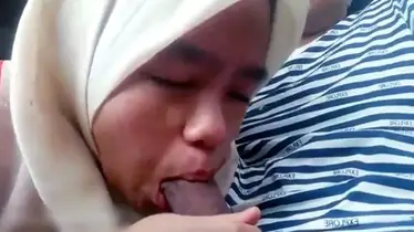 Bokep Indo Jilbab Sepongin Pacar Di Dalam Mobil poster