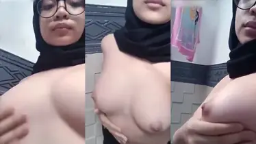 Gadis Jilbab Pamer Tubuh Polos Depan Kamera poster