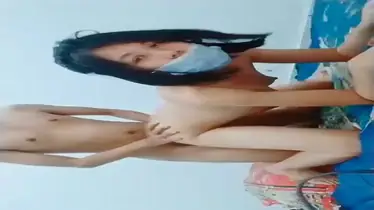Gaya Doggy Cewek Kurus Pakai Masker Ranjang Panas poster
