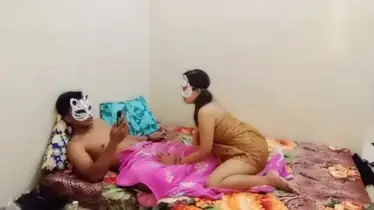 Gaya Klasik Suami Istri Di Ranjang Kamar 2026 poster